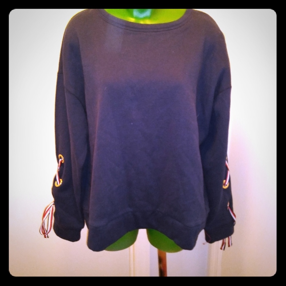 NWT! Tommy hilfiiger sweat shirt medium
